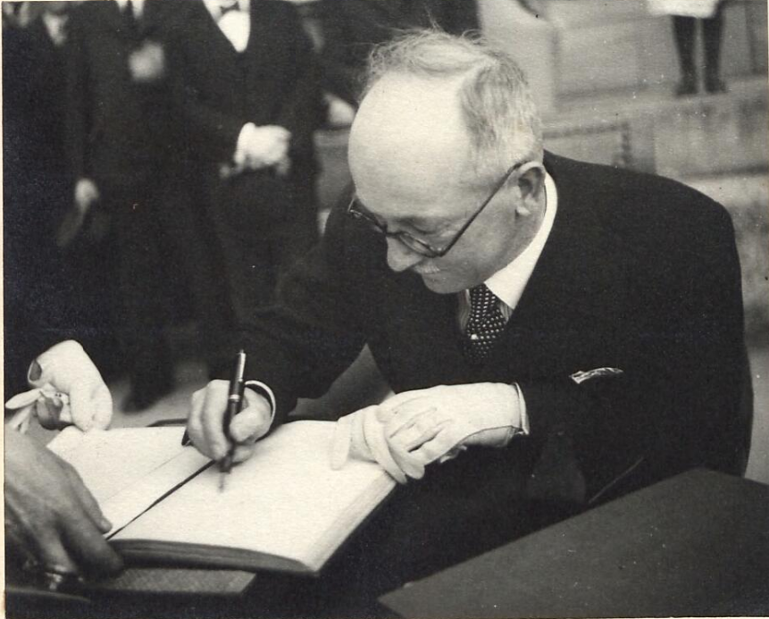 Edvard Beneš při podpisu do kroniky školy