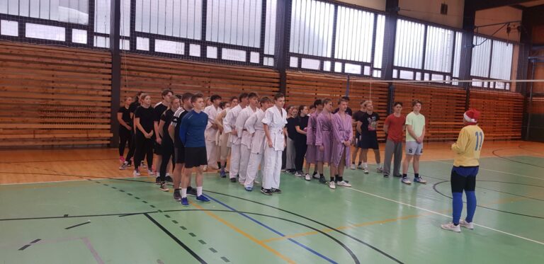 Vítězem volejbalového turnaje se stali Jediové. Nezbývá než doufat, že jejich světelné meče budou gymnázium chránit alespoň do maturity.