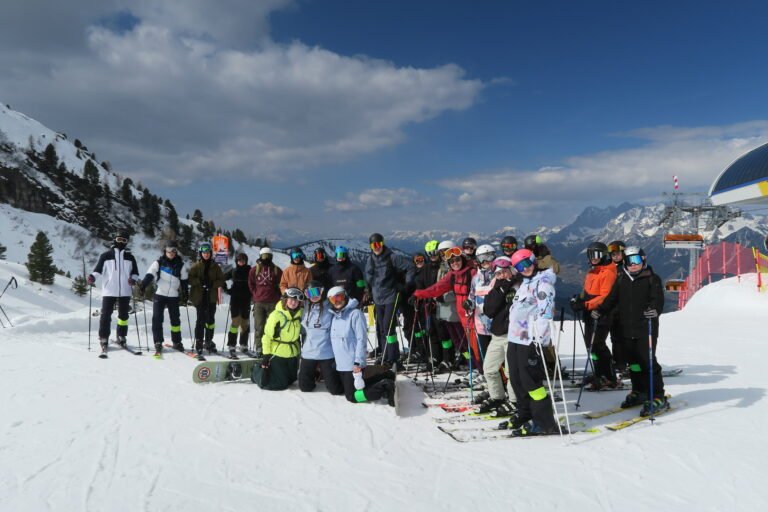 Gymnazisté na alpském sněhu obstáli na jedničku. A ve zdraví se vrátili! ⛷️